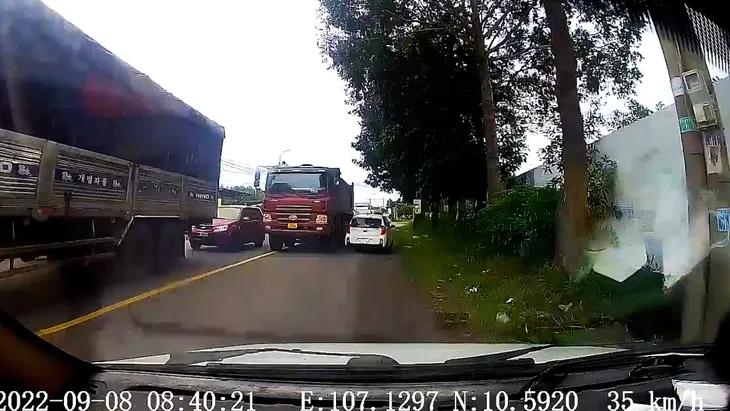 Giam bằng lái 2 tháng tài xế ben lấn làn, ép ô tô con vào lề - Ảnh 2. Giam bằng lái 2 tháng tài xế ben lấn làn, ép ô tô con vào lề - Ảnh 2.