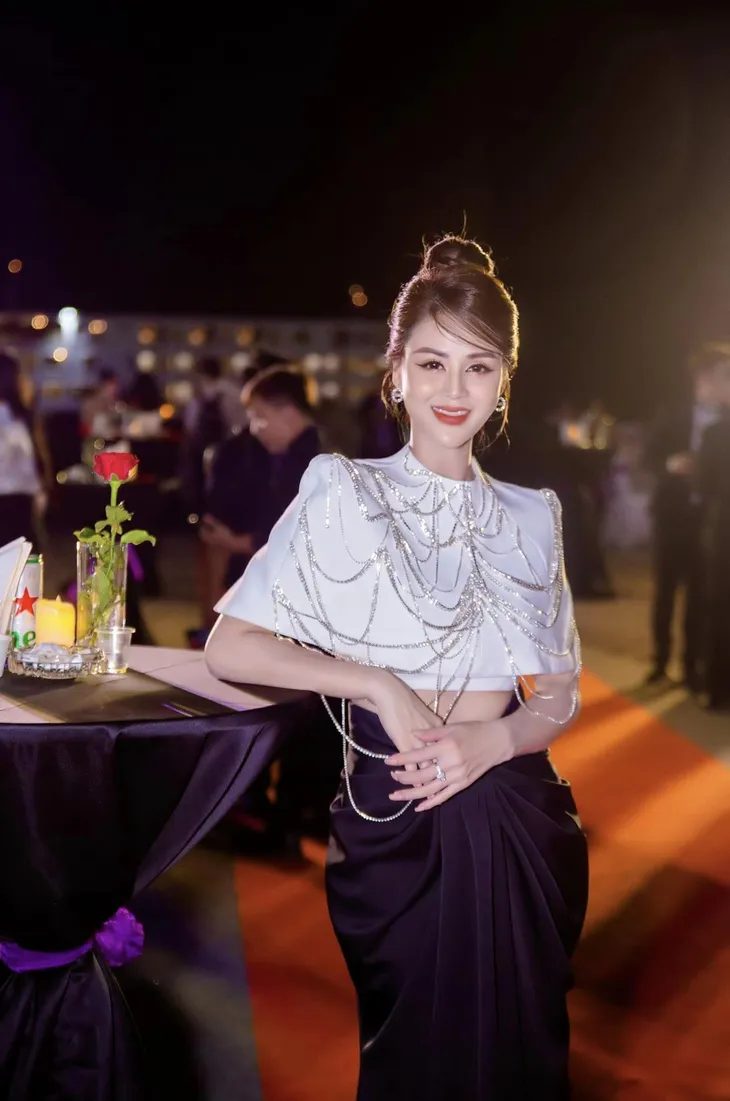 Lương Thu Trang - Lan Phương hội ngộ đẹp bất phân thắng bại - Ảnh 10. Lương Thu Trang - Lan Phương hội ngộ đẹp bất phân thắng bại - Ảnh 10.