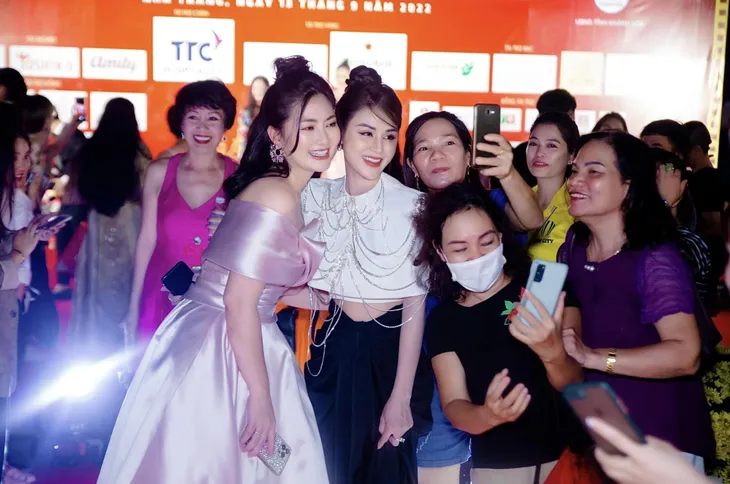 Lương Thu Trang - Lan Phương hội ngộ đẹp bất phân thắng bại - Ảnh 16. Lương Thu Trang - Lan Phương hội ngộ đẹp bất phân thắng bại - Ảnh 16.