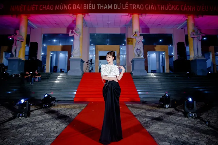 Lương Thu Trang - Lan Phương hội ngộ đẹp bất phân thắng bại - Ảnh 9. Lương Thu Trang - Lan Phương hội ngộ đẹp bất phân thắng bại - Ảnh 9.