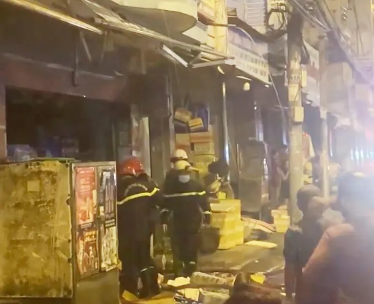 TP Hồ Chí Minh: Người dân náo loạn vì cháy cửa hàng nước giải khát - Ảnh 2. TP Hồ Chí Minh: Người dân náo loạn vì cháy cửa hàng nước giải khát - Ảnh 2.