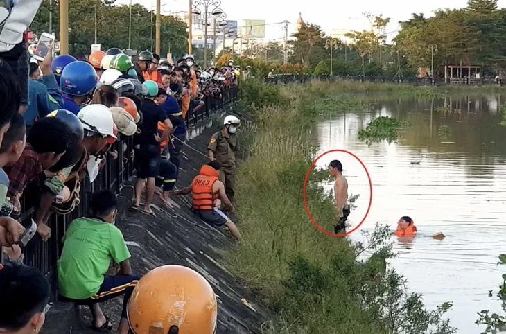 Nghi ngáo đá, thanh niên vác dao la hét rồi nhảy xuống kênh - Ảnh 2. Nghi ngáo đá, thanh niên vác dao la hét rồi nhảy xuống kênh - Ảnh 2.