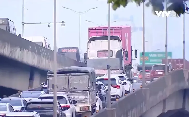 Hà Nội: Vành đai 3 quá tải, nguy cơ trở thành bãi đỗ xe trên cao trong nhiều giờ - Ảnh 1. Hà Nội: Vành đai 3 quá tải, nguy cơ trở thành bãi đỗ xe trên cao trong nhiều giờ - Ảnh 1.