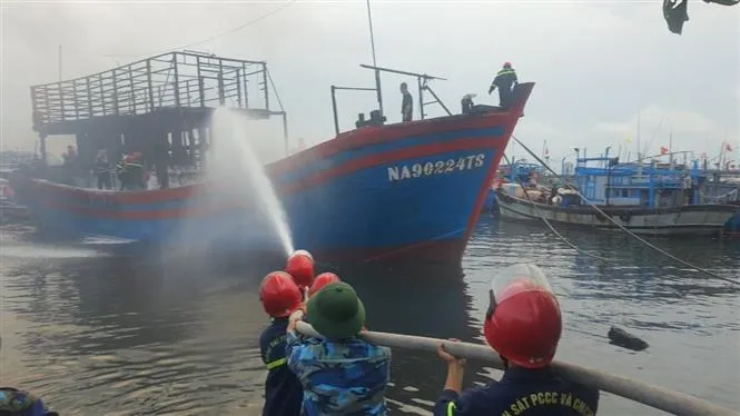 Cháy tàu cá tại Âu thuyền Thọ Quang, Đà Nẵng - Ảnh 2. Cháy tàu cá tại Âu thuyền Thọ Quang, Đà Nẵng - Ảnh 2.