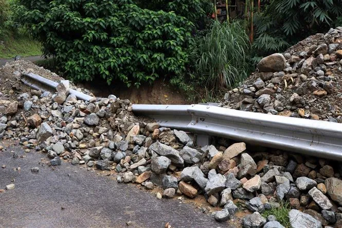 Mưa lớn, Quốc lộ 37 qua Sơn La xuất hiện gần 60 vị trí sạt lở - Ảnh 7. Mưa lớn, Quốc lộ 37 qua Sơn La xuất hiện gần 60 vị trí sạt lở - Ảnh 7.