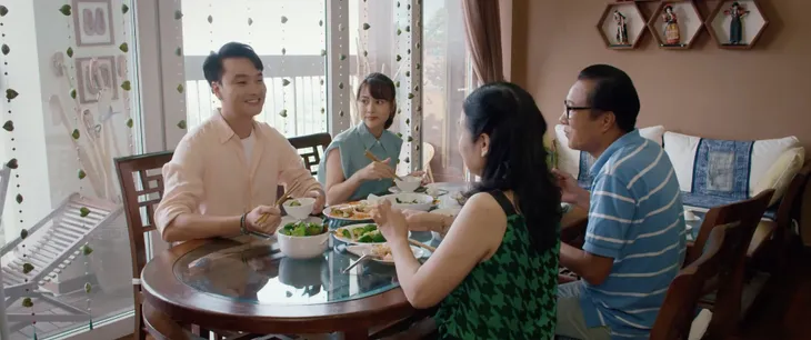 Thông gia ngõ hẹp - Tập 1: Phan (Trọng Lân) lo sợ nhà người yêu biết chuyện bố mẹ không sống chung - Ảnh 1. Thông gia ngõ hẹp - Tập 1: Phan (Trọng Lân) lo sợ nhà người yêu biết chuyện bố mẹ không sống chung - Ảnh 1.