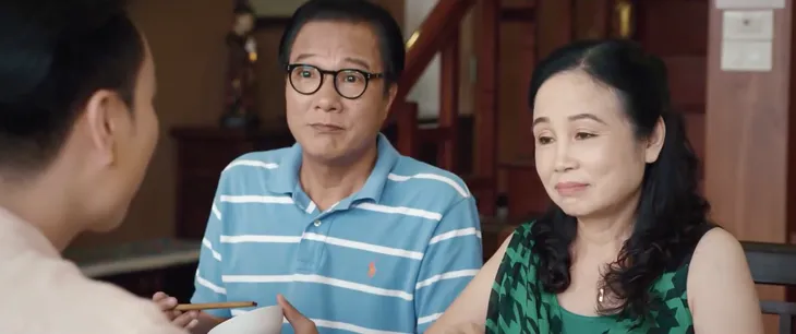 Thông gia ngõ hẹp - Tập 1: Phan (Trọng Lân) lo sợ nhà người yêu biết chuyện bố mẹ không sống chung - Ảnh 2. Thông gia ngõ hẹp - Tập 1: Phan (Trọng Lân) lo sợ nhà người yêu biết chuyện bố mẹ không sống chung - Ảnh 2.