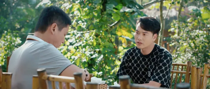 Thông gia ngõ hẹp - Tập 1: Phan (Trọng Lân) lo sợ nhà người yêu biết chuyện bố mẹ không sống chung - Ảnh 5. Thông gia ngõ hẹp - Tập 1: Phan (Trọng Lân) lo sợ nhà người yêu biết chuyện bố mẹ không sống chung - Ảnh 5.