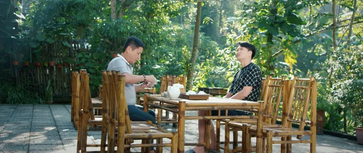 Thông gia ngõ hẹp - Tập 1: Phan (Trọng Lân) lo sợ nhà người yêu biết chuyện bố mẹ không sống chung - Ảnh 7. Thông gia ngõ hẹp - Tập 1: Phan (Trọng Lân) lo sợ nhà người yêu biết chuyện bố mẹ không sống chung - Ảnh 7.