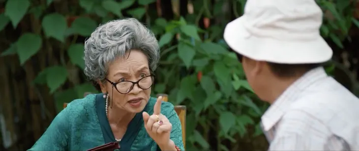 Thông gia ngõ hẹp - Tập 1: Ông Phúc (NSƯT Chí Trung) giật mình thon thót khi mẹ nhắc chuyện lén lút cầu hôn - Ảnh 1. Thông gia ngõ hẹp - Tập 1: Ông Phúc (NSƯT Chí Trung) giật mình thon thót khi mẹ nhắc chuyện lén lút cầu hôn - Ảnh 1.