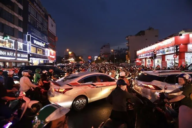 Nhiều tuyến phố Thủ đô ùn tắc chiều cuối tuần - Ảnh 2. Nhiều tuyến phố Thủ đô ùn tắc chiều cuối tuần - Ảnh 2.