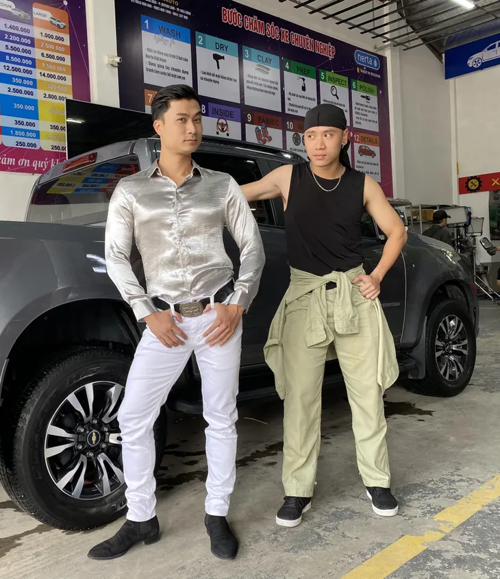 Ga-ra hạnh phúc: Ảnh đời thường khác xa trên phim của anh thợ sửa xe u là trời - Ảnh 12. Ga-ra hạnh phúc: Ảnh đời thường khác xa trên phim của anh thợ sửa xe u là trời - Ảnh 12.