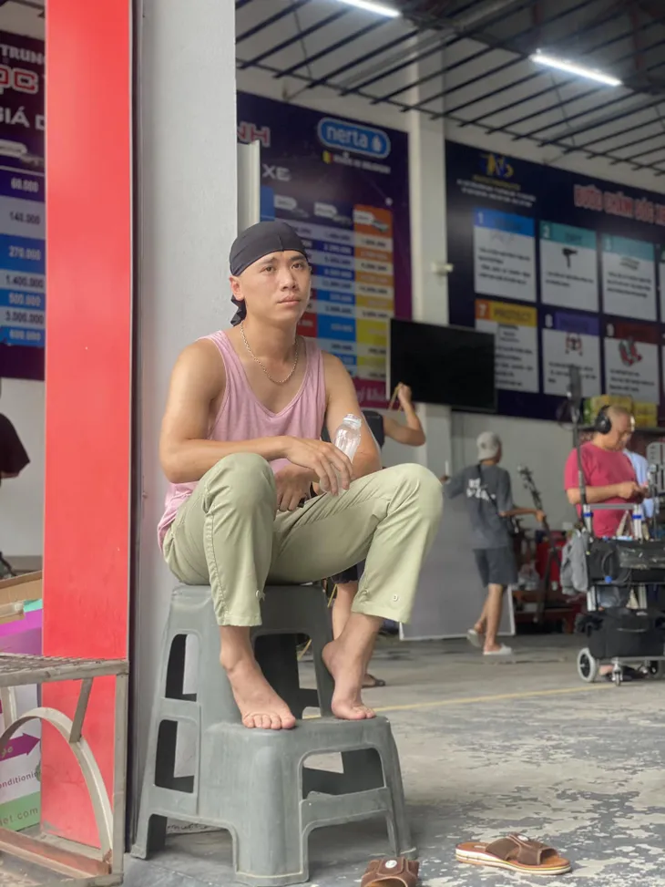 Ga-ra hạnh phúc: Ảnh đời thường khác xa trên phim của anh thợ sửa xe u là trời - Ảnh 11. Ga-ra hạnh phúc: Ảnh đời thường khác xa trên phim của anh thợ sửa xe u là trời - Ảnh 11.