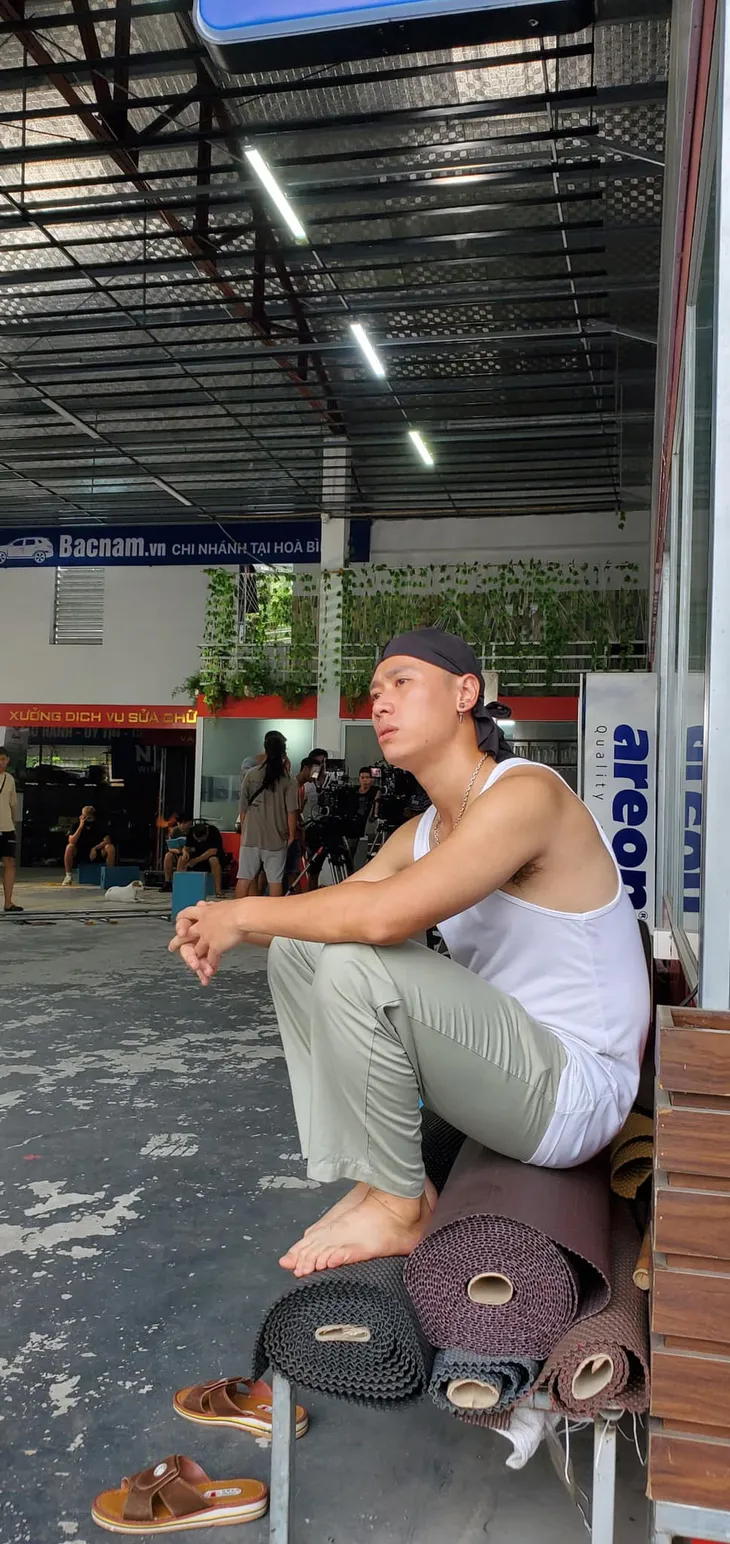 Ga-ra hạnh phúc: Ảnh đời thường khác xa trên phim của anh thợ sửa xe u là trời - Ảnh 8. Ga-ra hạnh phúc: Ảnh đời thường khác xa trên phim của anh thợ sửa xe u là trời - Ảnh 8.