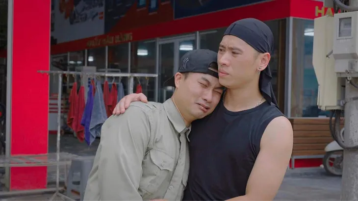 Ga-ra hạnh phúc: Ảnh đời thường khác xa trên phim của anh thợ sửa xe u là trời - Ảnh 1. Ga-ra hạnh phúc: Ảnh đời thường khác xa trên phim của anh thợ sửa xe u là trời - Ảnh 1.