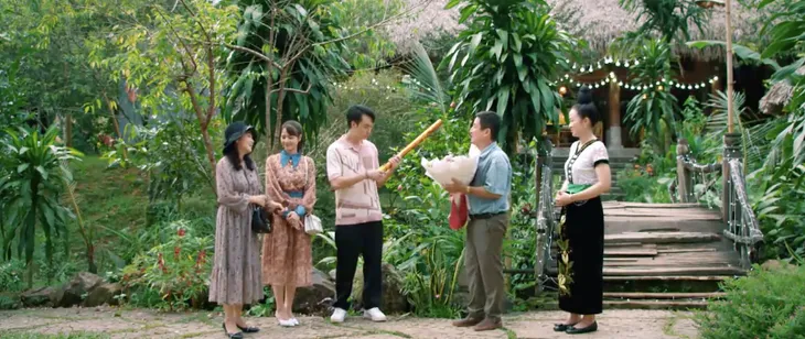 Thông gia ngõ hẹp - Tập 1: Buổi đầu gặp gỡ, hai ông thông gia “đứng hình” khi chạm mặt nhau - Ảnh 29. Thông gia ngõ hẹp - Tập 1: Buổi đầu gặp gỡ, hai ông thông gia “đứng hình” khi chạm mặt nhau - Ảnh 29.
