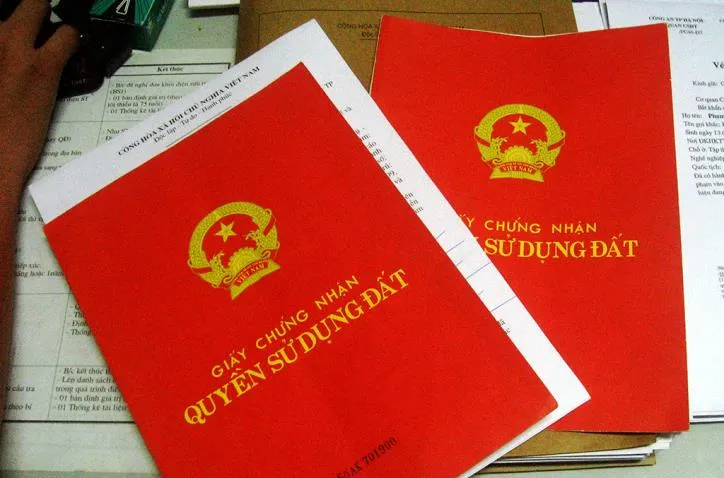 Xung quanh việc đề xuất ghi tên tất cả thành viên gia đình vào sổ đỏ - Ảnh 1. Xung quanh việc đề xuất ghi tên tất cả thành viên gia đình vào sổ đỏ - Ảnh 1.