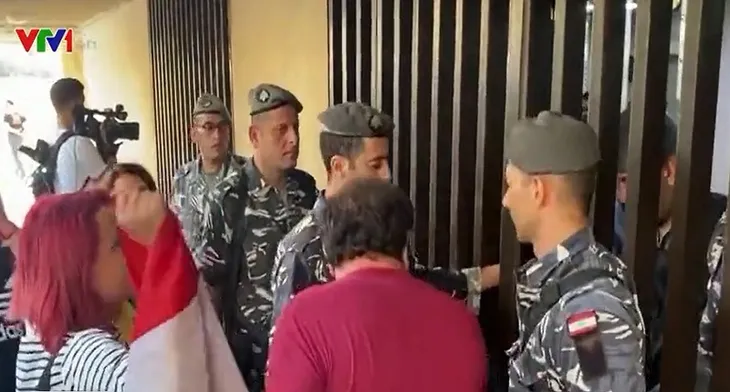 7 ngân hàng Lebanon liên tiếp bị người gửi tiền tấn công - Ảnh 1. 7 ngân hàng Lebanon liên tiếp bị người gửi tiền tấn công - Ảnh 1.