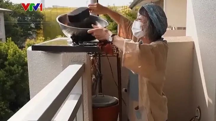 Một phụ nữ Nhật suốt 10 năm không dùng điện - Ảnh 1. Một phụ nữ Nhật suốt 10 năm không dùng điện - Ảnh 1.