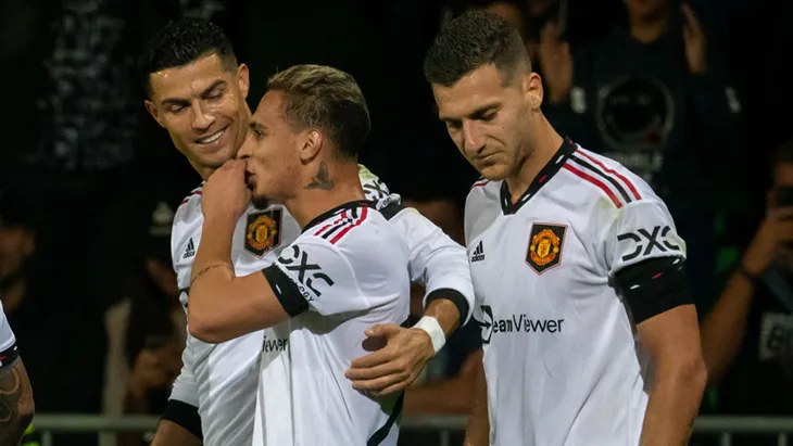 12 thành viên của Manchester United bị ngộ độc thực phẩm - Ảnh 1. 12 thành viên của Manchester United bị ngộ độc thực phẩm - Ảnh 1.