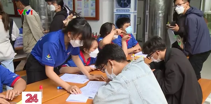 Ý kiến xung quanh việc điểm trúng tuyển đại học tăng cao - Ảnh 1. Ý kiến xung quanh việc điểm trúng tuyển đại học tăng cao - Ảnh 1.