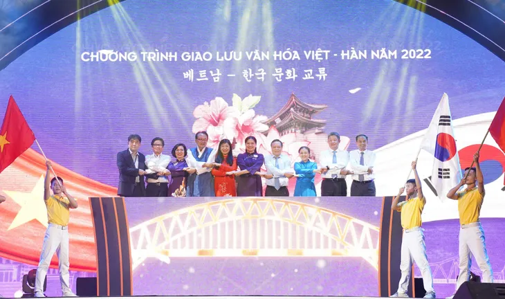 Hơn 100 nghệ sĩ, thần tượng Kpop ‘khuấy động’ phố đi bộ Trịnh Công Sơn - Ảnh 2. Hơn 100 nghệ sĩ, thần tượng Kpop ‘khuấy động’ phố đi bộ Trịnh Công Sơn - Ảnh 2.