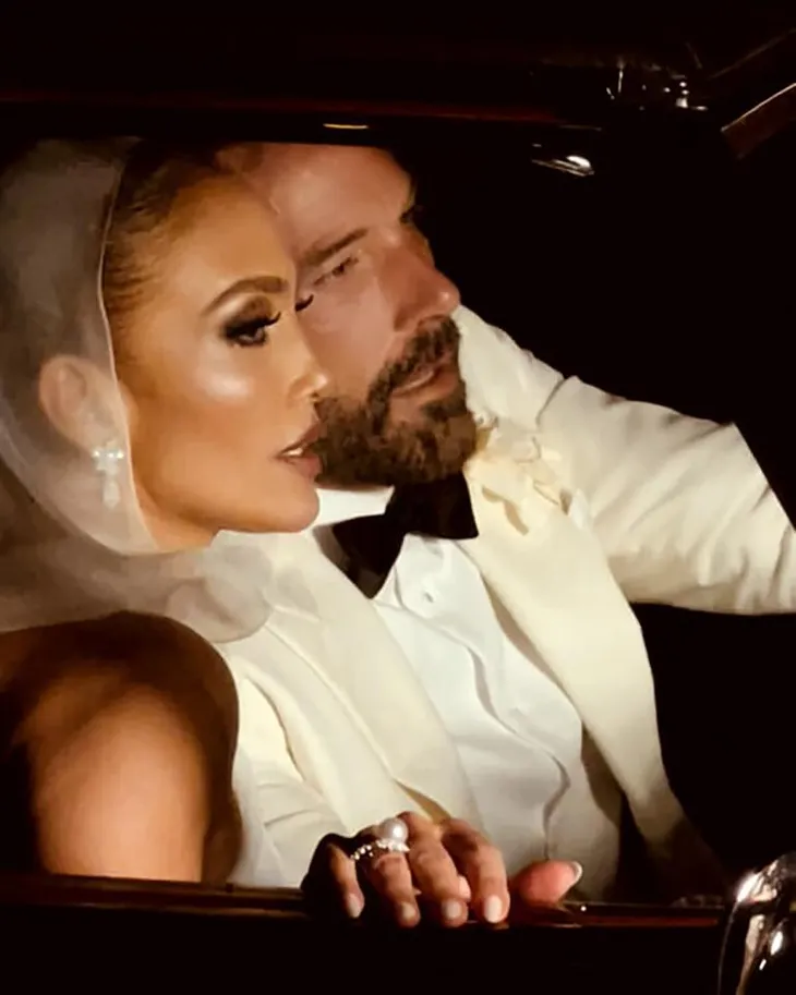 Jennifer Lopez tiết lộ trang phục dạ tiệc bằng vàng trong đám cưới với Ben Affleck - Ảnh 6. Jennifer Lopez tiết lộ trang phục dạ tiệc bằng vàng trong đám cưới với Ben Affleck - Ảnh 6.