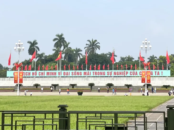 Phố phường Hà Nội rực rỡ cờ hoa chào đón Tết độc lập - Ảnh 1. Phố phường Hà Nội rực rỡ cờ hoa chào đón Tết độc lập - Ảnh 1.