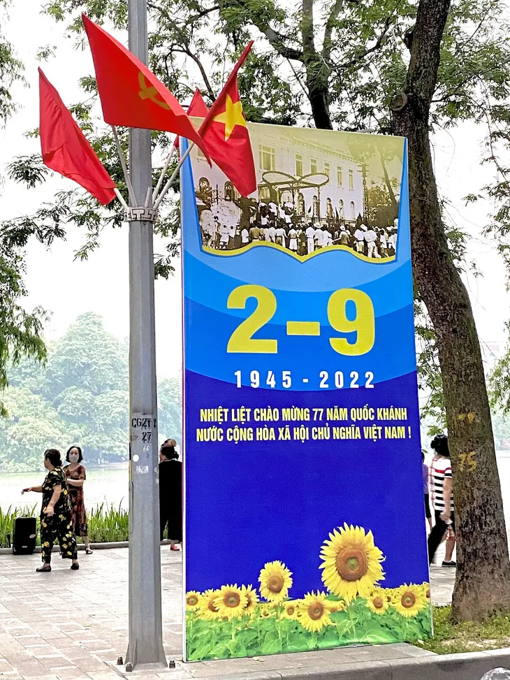 Phố phường Hà Nội rực rỡ cờ hoa chào đón Tết độc lập - Ảnh 10. Phố phường Hà Nội rực rỡ cờ hoa chào đón Tết độc lập - Ảnh 10.