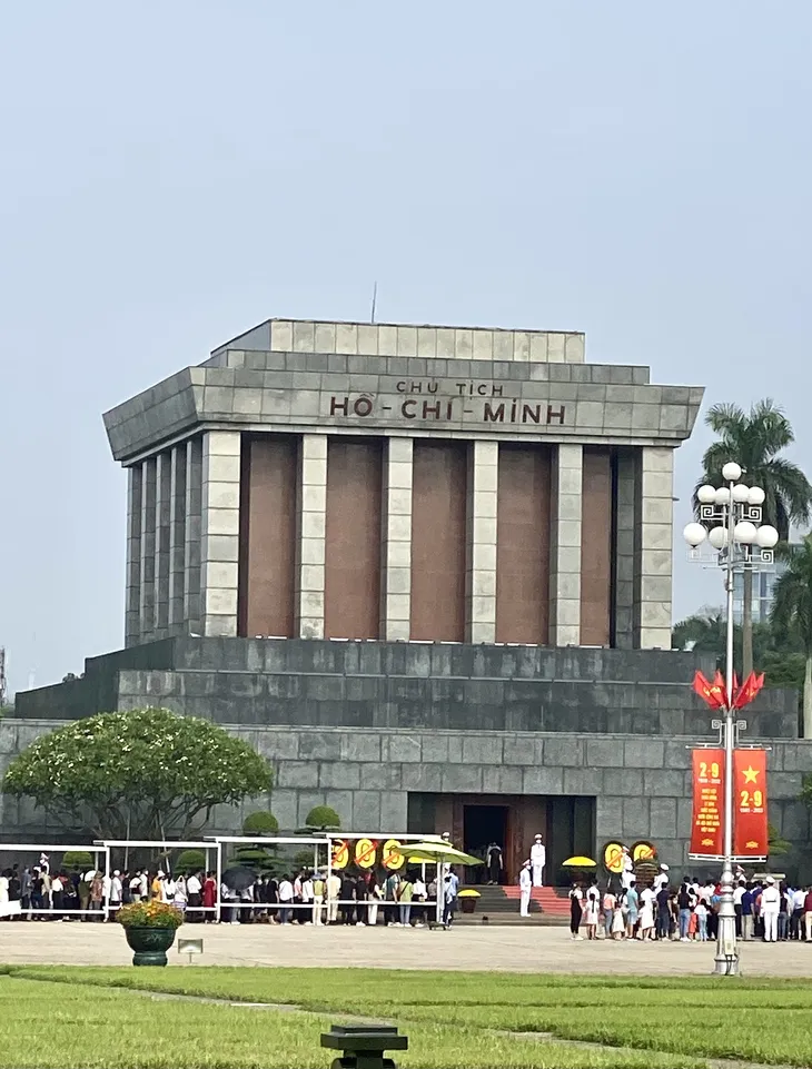 Phố phường Hà Nội rực rỡ cờ hoa chào đón Tết độc lập - Ảnh 11. Phố phường Hà Nội rực rỡ cờ hoa chào đón Tết độc lập - Ảnh 11.