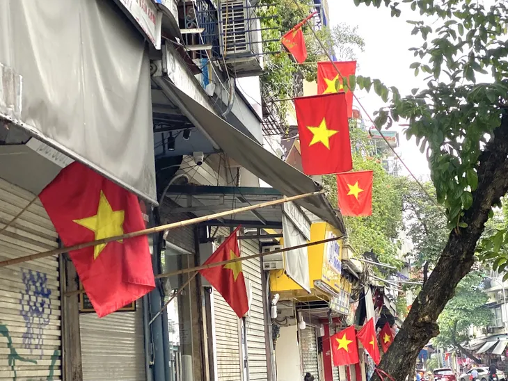 Phố phường Hà Nội rực rỡ cờ hoa chào đón Tết độc lập - Ảnh 3. Phố phường Hà Nội rực rỡ cờ hoa chào đón Tết độc lập - Ảnh 3.