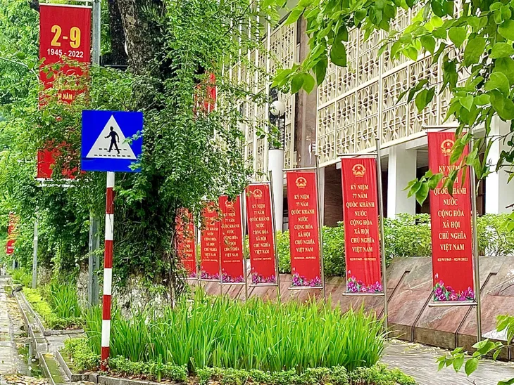 Phố phường Hà Nội rực rỡ cờ hoa chào đón Tết độc lập - Ảnh 4. Phố phường Hà Nội rực rỡ cờ hoa chào đón Tết độc lập - Ảnh 4.