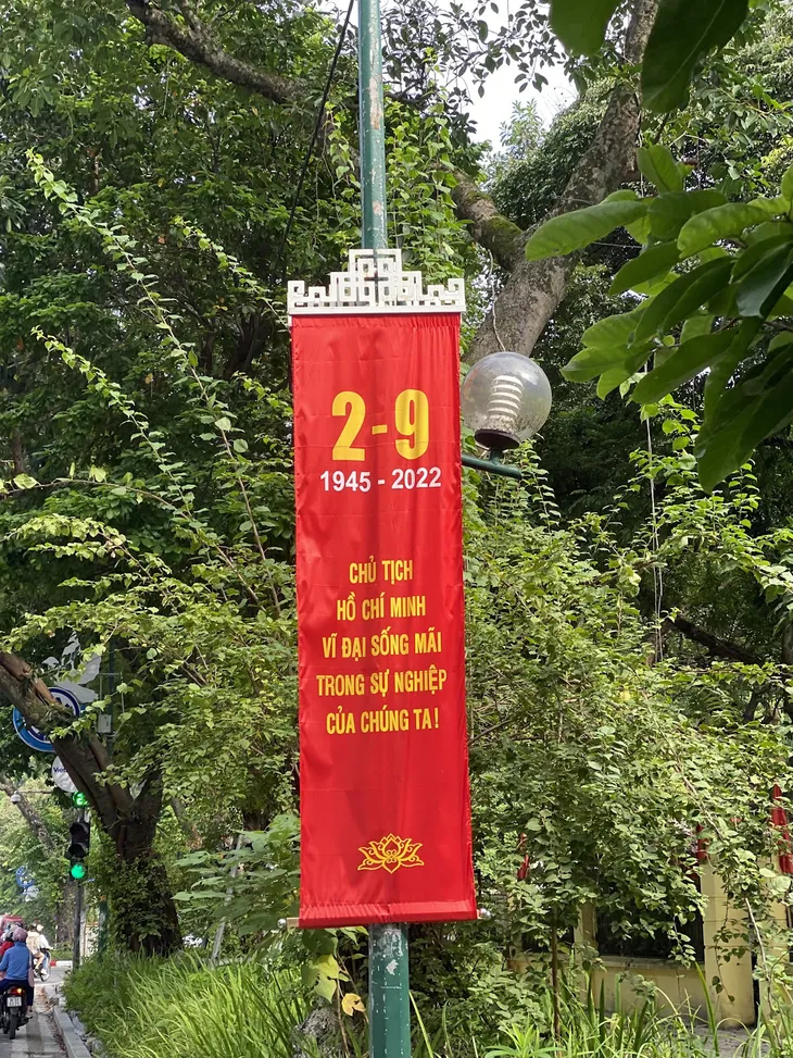 Phố phường Hà Nội rực rỡ cờ hoa chào đón Tết độc lập - Ảnh 5. Phố phường Hà Nội rực rỡ cờ hoa chào đón Tết độc lập - Ảnh 5.