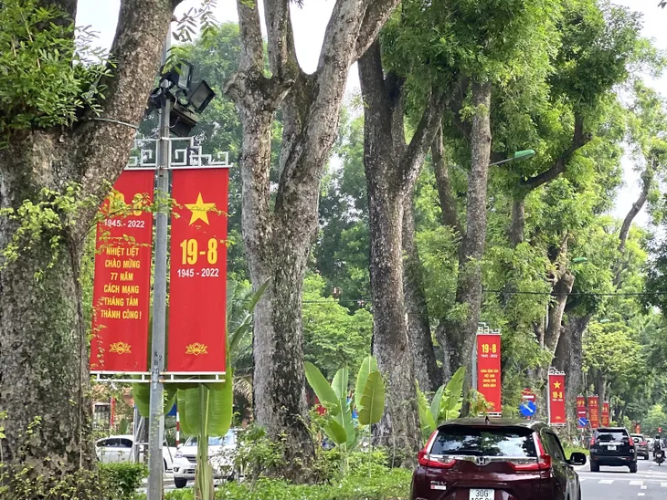 Phố phường Hà Nội rực rỡ cờ hoa chào đón Tết độc lập - Ảnh 6. Phố phường Hà Nội rực rỡ cờ hoa chào đón Tết độc lập - Ảnh 6.