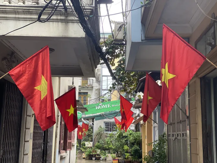 Phố phường Hà Nội rực rỡ cờ hoa chào đón Tết độc lập - Ảnh 7. Phố phường Hà Nội rực rỡ cờ hoa chào đón Tết độc lập - Ảnh 7.