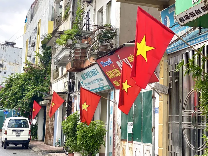 Phố phường Hà Nội rực rỡ cờ hoa chào đón Tết độc lập - Ảnh 8. Phố phường Hà Nội rực rỡ cờ hoa chào đón Tết độc lập - Ảnh 8.