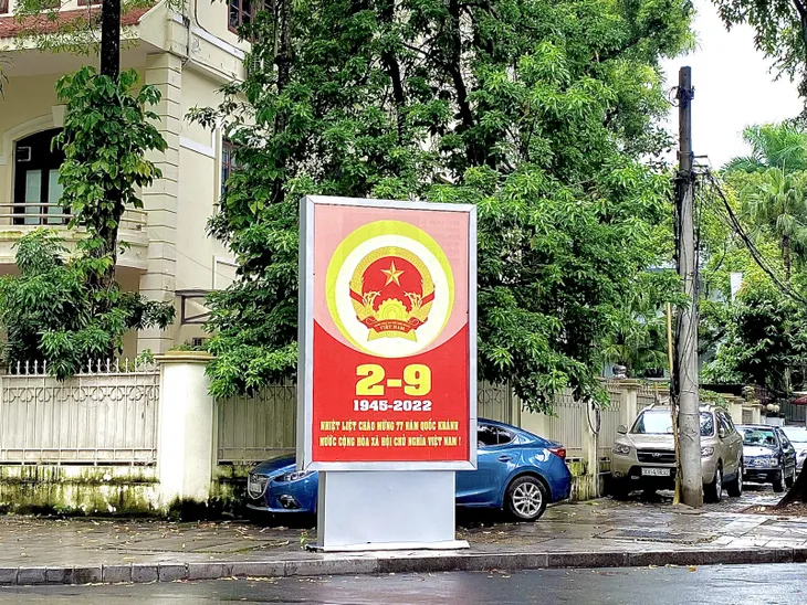 Phố phường Hà Nội rực rỡ cờ hoa chào đón Tết độc lập - Ảnh 9. Phố phường Hà Nội rực rỡ cờ hoa chào đón Tết độc lập - Ảnh 9.