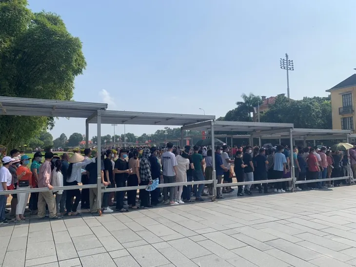 Đông đảo đồng bào cả nước vào Lăng viếng Chủ tịch Hồ Chí Minh - Ảnh 4. Đông đảo đồng bào cả nước vào Lăng viếng Chủ tịch Hồ Chí Minh - Ảnh 4.