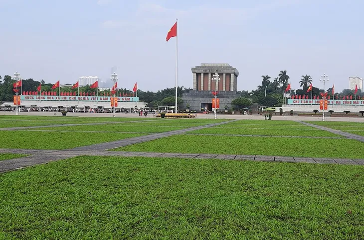 Đông đảo đồng bào cả nước vào Lăng viếng Chủ tịch Hồ Chí Minh - Ảnh 1. Đông đảo đồng bào cả nước vào Lăng viếng Chủ tịch Hồ Chí Minh - Ảnh 1.