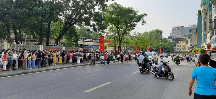 Đông đảo đồng bào cả nước vào Lăng viếng Chủ tịch Hồ Chí Minh - Ảnh 2. Đông đảo đồng bào cả nước vào Lăng viếng Chủ tịch Hồ Chí Minh - Ảnh 2.