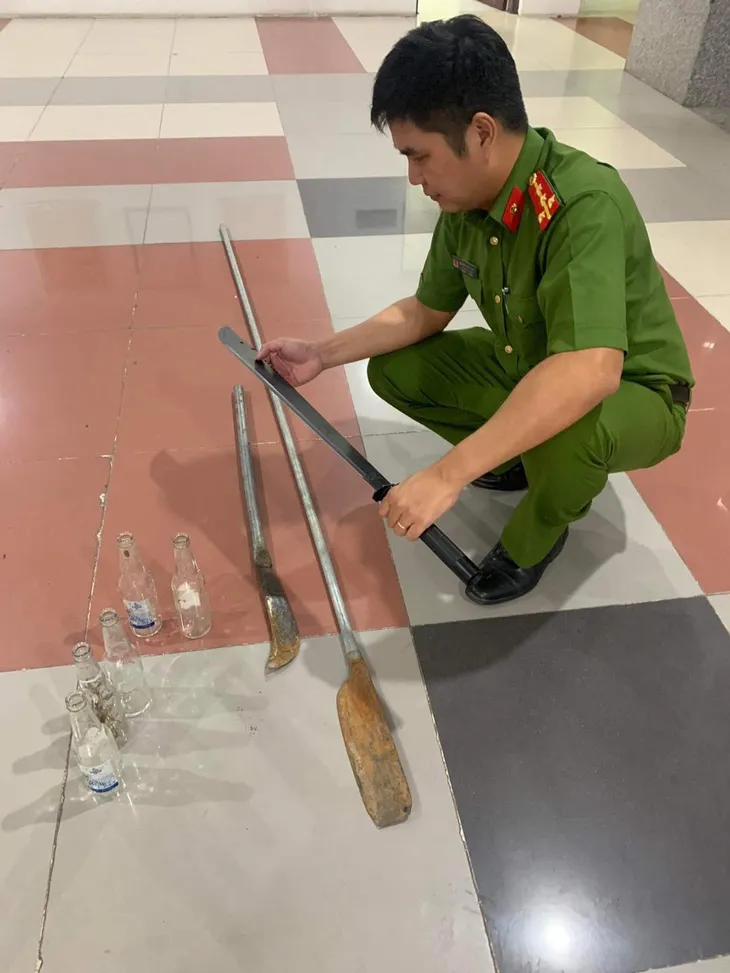 Khởi tố nhóm thanh niên hỗn chiến ở Hà Nội trong đêm - Ảnh 1. Khởi tố nhóm thanh niên hỗn chiến ở Hà Nội trong đêm - Ảnh 1.