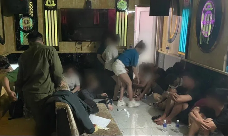 Bắt quả tang nhóm thanh niên sử dụng ma túy trong tiệc sinh nhật tại quán karaoke - Ảnh 2. Bắt quả tang nhóm thanh niên sử dụng ma túy trong tiệc sinh nhật tại quán karaoke - Ảnh 2.