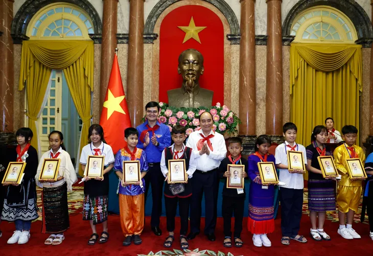 Chủ tịch nước gặp mặt thân mật thiếu nhi tiêu biểu các dân tộc toàn quốc - Ảnh 6.