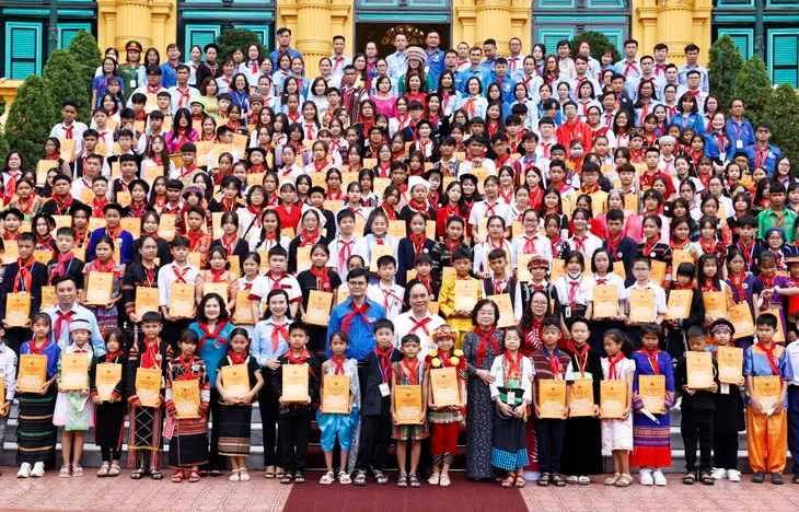 Chủ tịch nước gặp mặt thân mật thiếu nhi tiêu biểu các dân tộc toàn quốc - Ảnh 1.