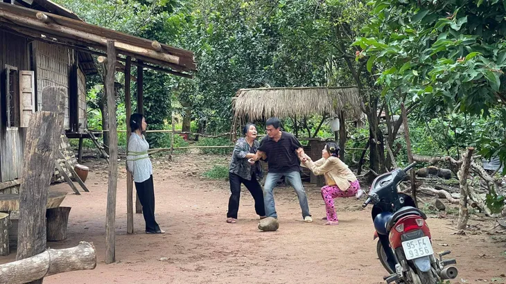 Hé lộ những phân cảnh kịch tính trong phim Mẹ Rơm - Ảnh 2. Hé lộ những phân cảnh kịch tính trong phim Mẹ Rơm - Ảnh 2.