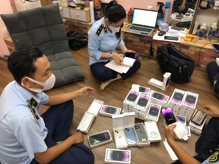 Phát hiện đối tượng vận chuyển hàng chục điện thoại Iphone 14 không hóa đơn chứng từ - Ảnh 1. Phát hiện đối tượng vận chuyển hàng chục điện thoại Iphone 14 không hóa đơn chứng từ - Ảnh 1.