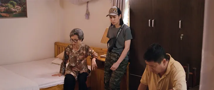 Thông gia ngõ hẹp - Tập 3: Bà Nhật khổ sở chui vào tủ quần áo trốn mẹ chồng - Ảnh 1.
