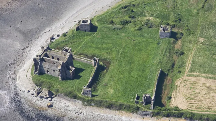 Lâu đài Tintagel của vua Arthur có nguy cơ đổ xuống biển do biến đổi khí hậu - Ảnh 2. Lâu đài Tintagel của vua Arthur có nguy cơ đổ xuống biển do biến đổi khí hậu - Ảnh 2.