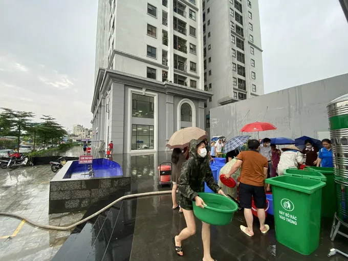 Chung cư ở Hà Nội mất nước, người dân xếp hàng chờ lấy nước sạch - Ảnh 1. Chung cư ở Hà Nội mất nước, người dân xếp hàng chờ lấy nước sạch - Ảnh 1.