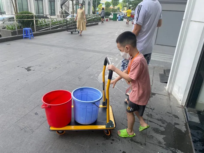 Chung cư ở Hà Nội mất nước, người dân xếp hàng chờ lấy nước sạch - Ảnh 3. Chung cư ở Hà Nội mất nước, người dân xếp hàng chờ lấy nước sạch - Ảnh 3.